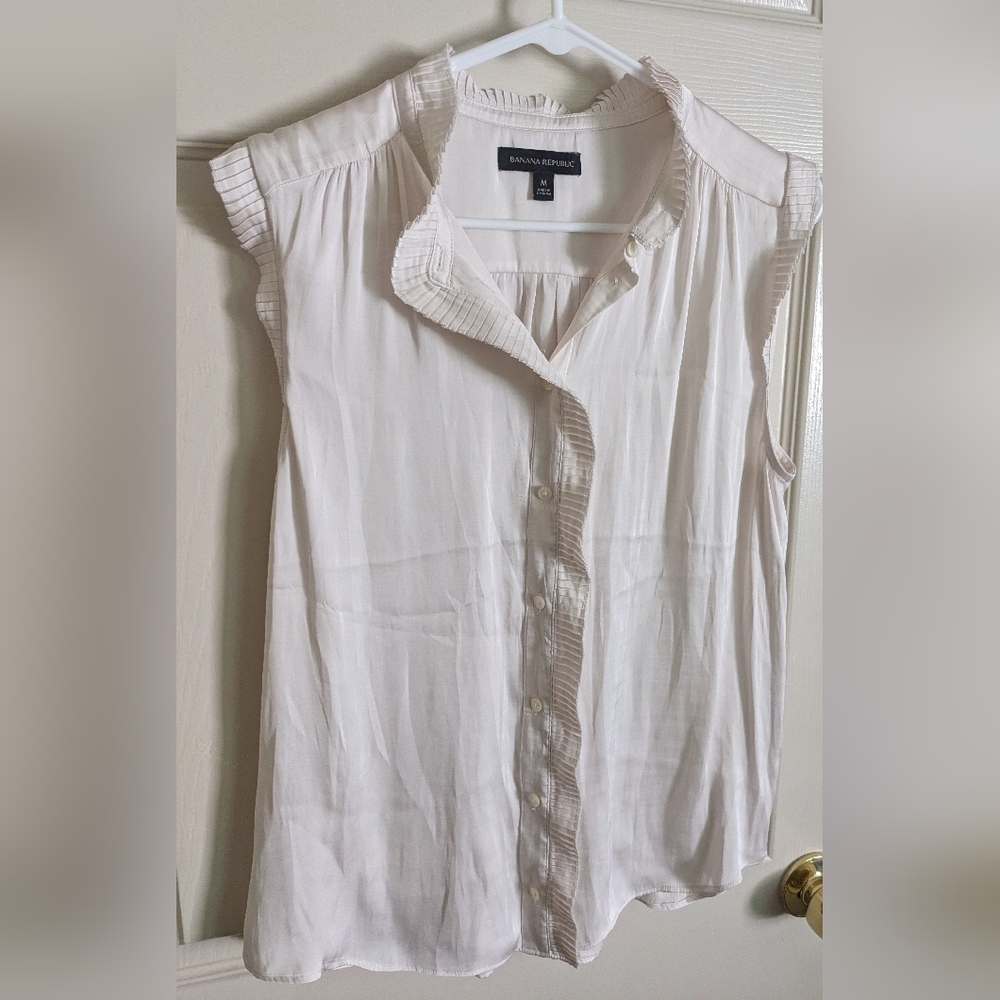 Ivory Banana Republic top. SzM. Like new.